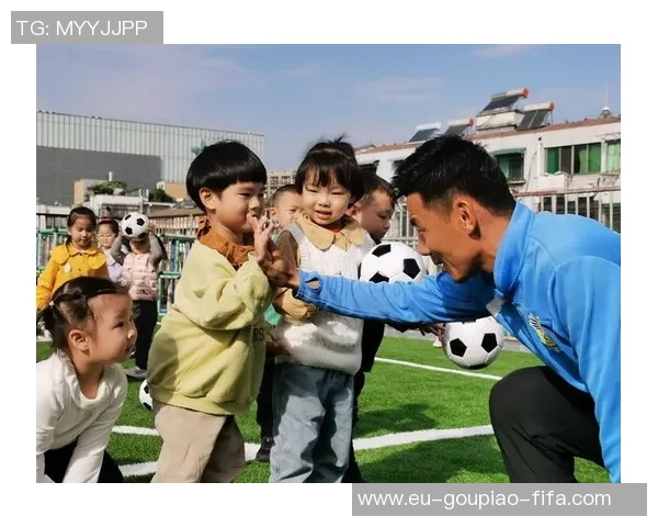 小明在校园里踢足球的快乐时光与成长故事